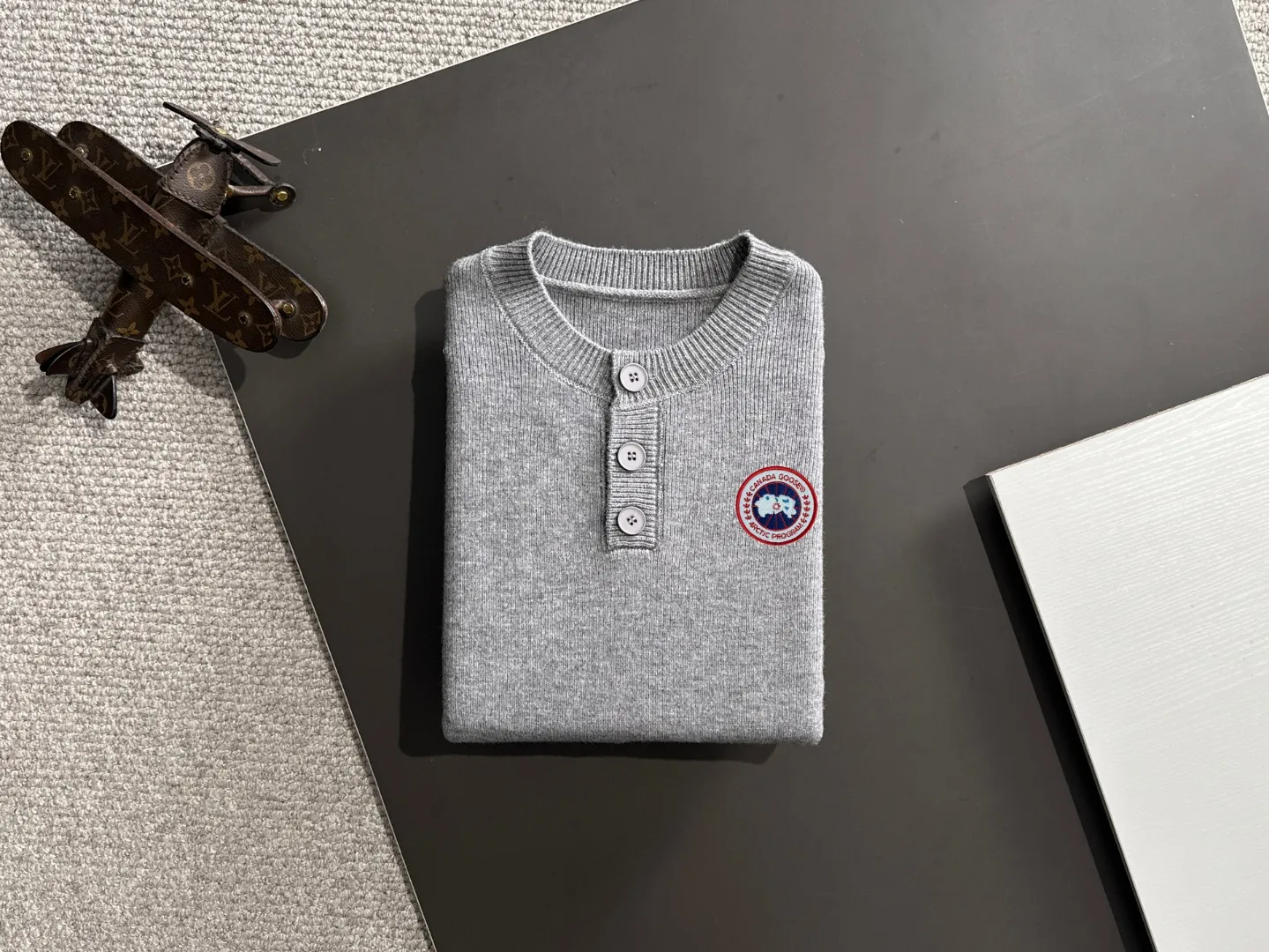 Next day shipping P360 Big Goose 2025 official website latest winter sweater, popular items are on sale at the counter simultaneously! Specially made of wool blended fabric. It feels comfortable and can be directly in contact with the skin. The logo badge is exquisitely embroidered, which is extremely eye-catching! The details highlight the fashionable charm of big brands. Exquisite workmanship. Three-dimensional cutting style. The wearing effect is invincible and handsome! All three standards are complete! Size: M-2XL